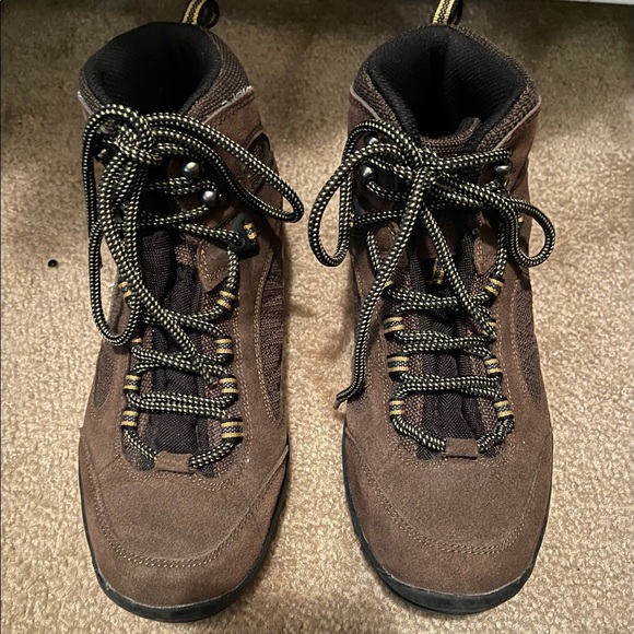 Brown Denali size 7.5 hiking boots. - Picture 2 of 4